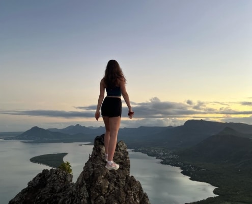 Jeune fille en haut d'une montagne
