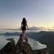 Jeune fille en haut d'une montagne