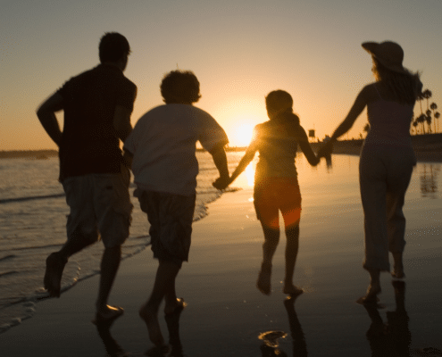 Sunset à la plage en famille quand on s'expatrie en famille à l'Ile Maurice