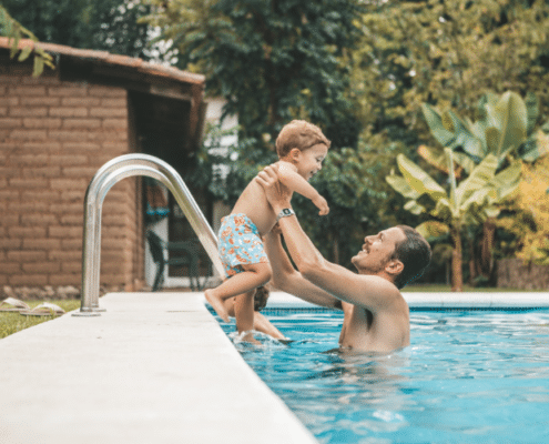 Famille expatriée s'amusant dans une piscine