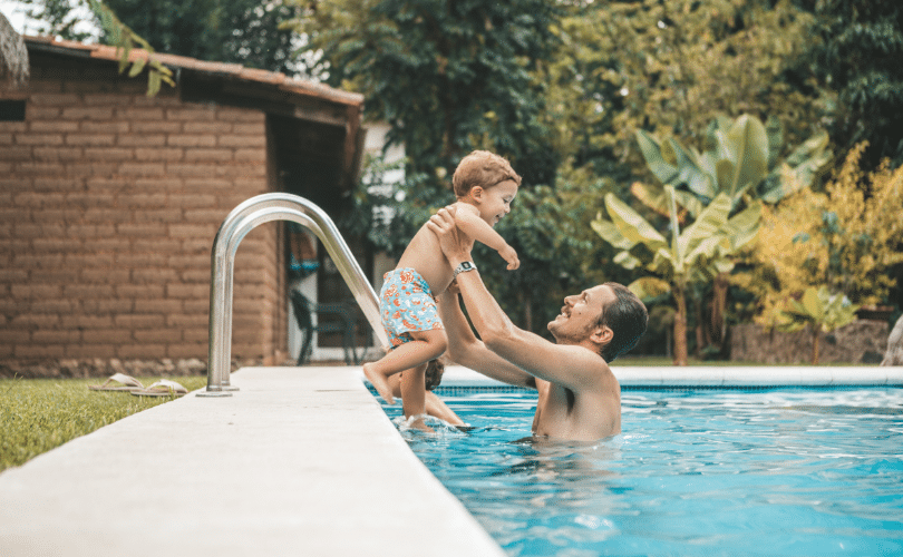 Famille expatriée s'amusant dans une piscine