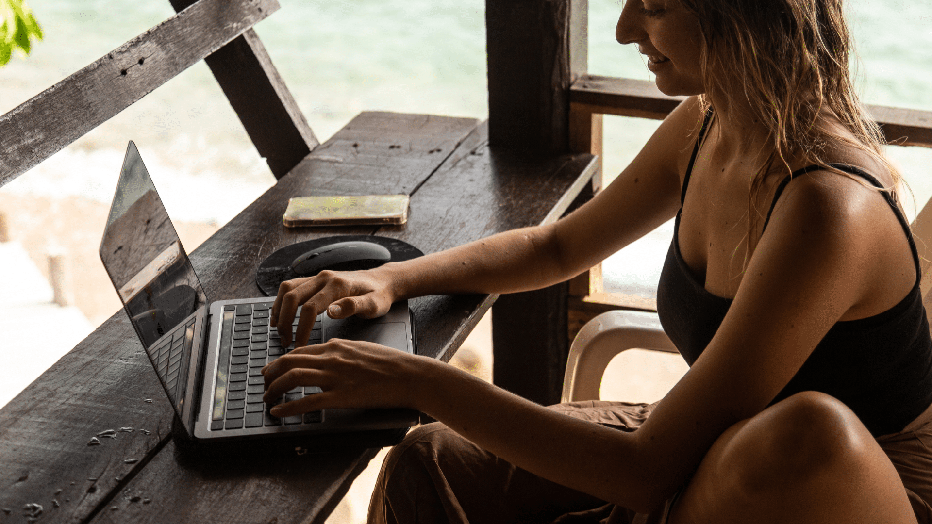 Digital nomad qui travaille à l'île Maurice