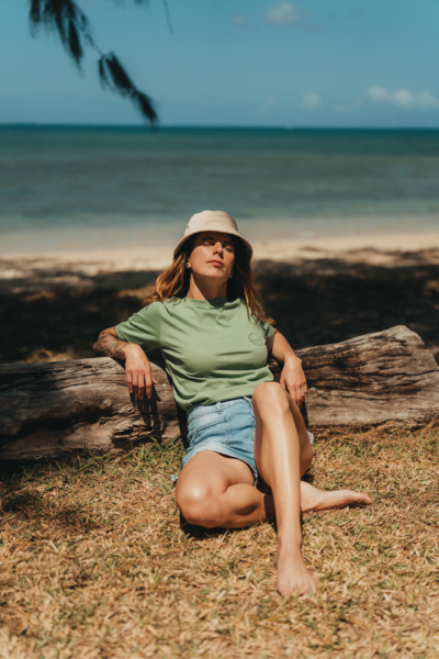 Charlotte en voyage de repérage à l’île Maurice Charlotte, experte en expatriation, explorant le littoral mauricien pour organiser des voyages de repérage sur-mesure.