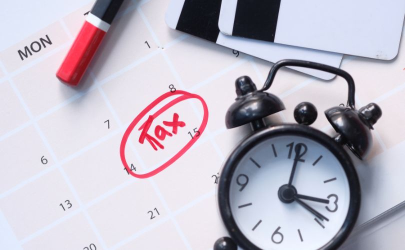 Calendrier fiscal avec alarme et mention "tax" pour illustrer la déclaration MRA et la Trade License à Maurice