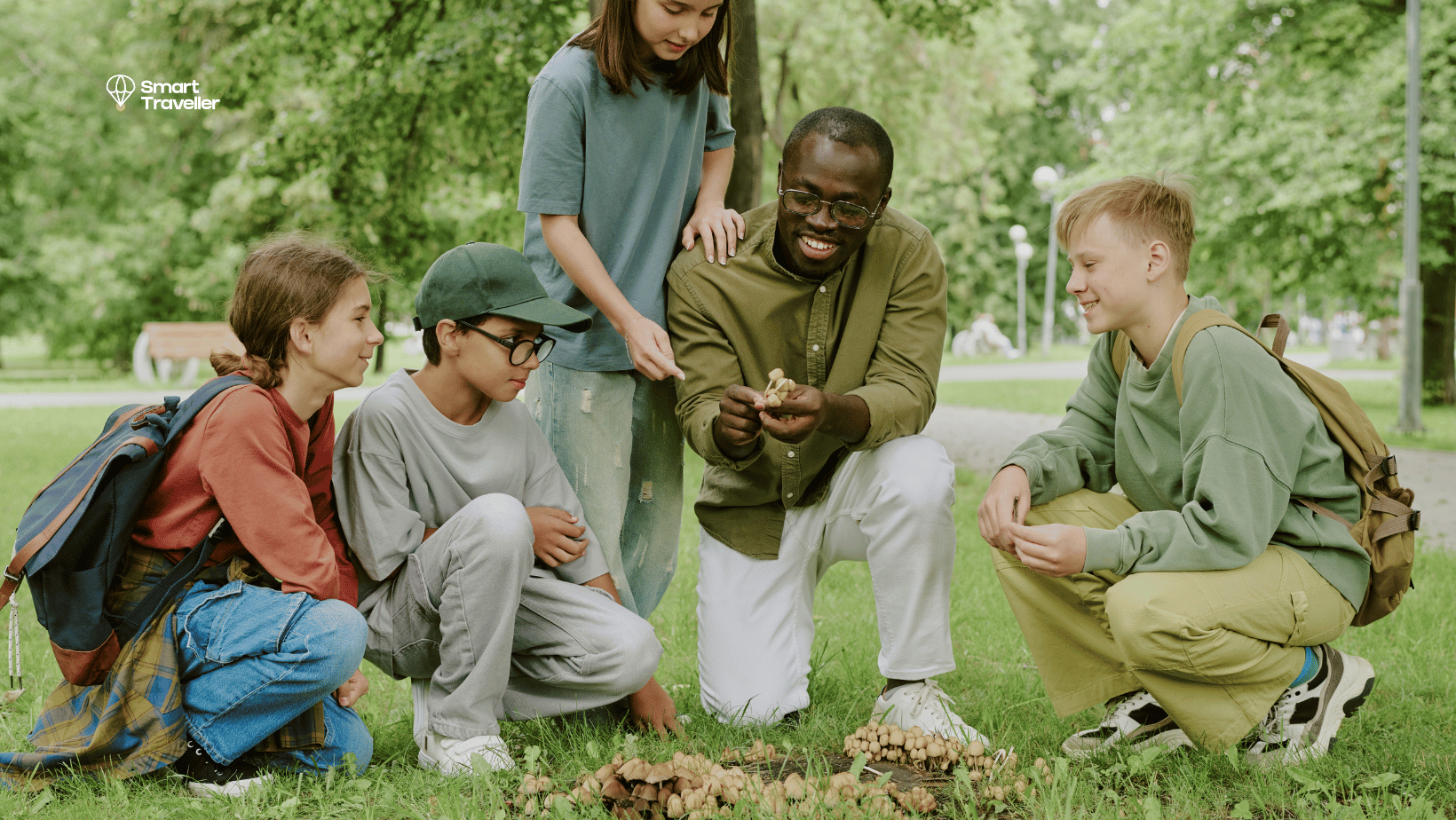 Groupe d’enfants et enseignant en activité éducative en plein air, illustrant la sécurité et la pédagogie bienveillante des écoles à l’île Maurice pour les familles expatriées