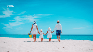expatriation ile maurice famille vivre a maurice avec enfants famille expatriée marchant sur la plage ile maurice expatriation en famille