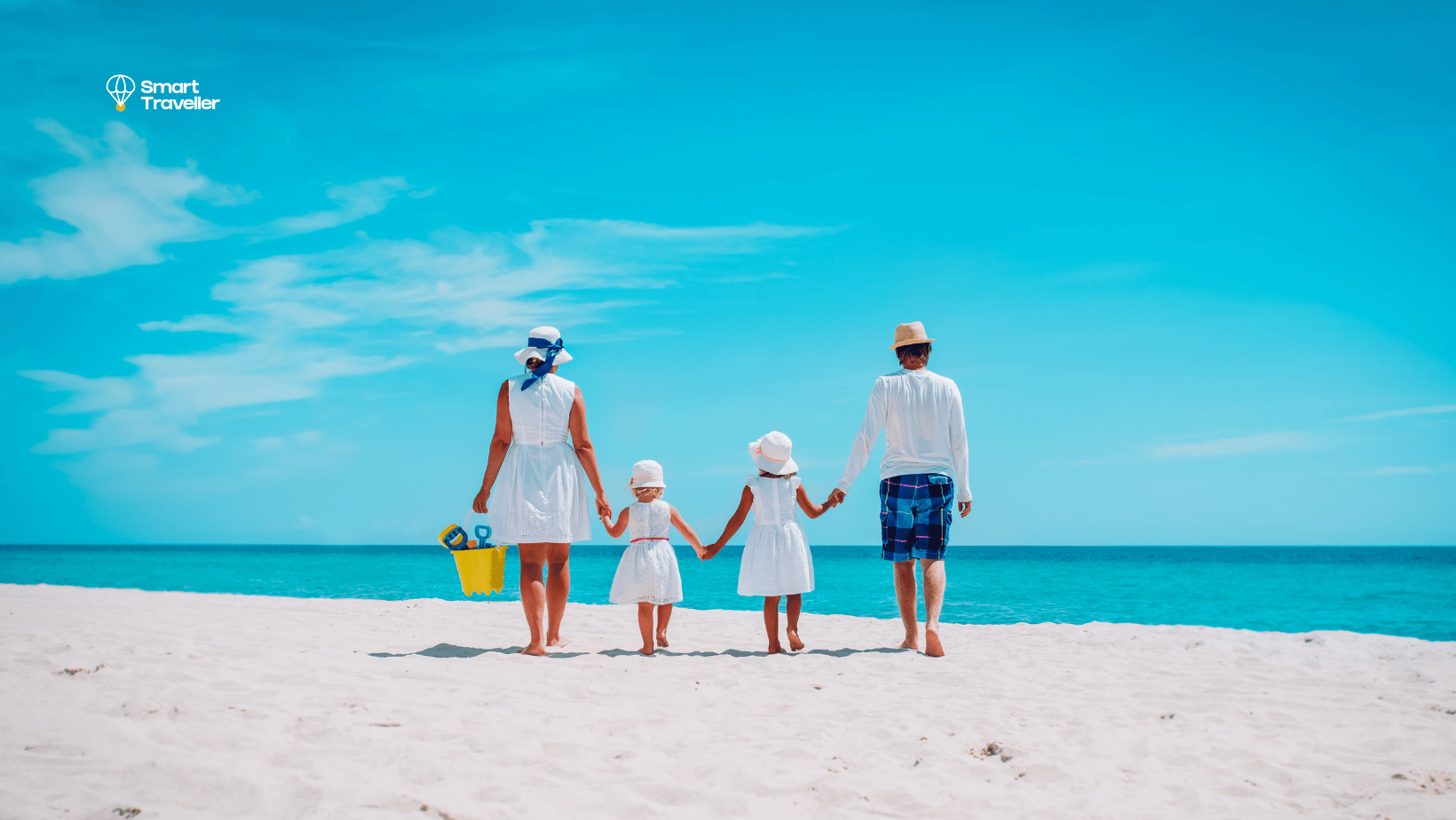 famille expatriée marchant sur la plage ile maurice expatriation en famille